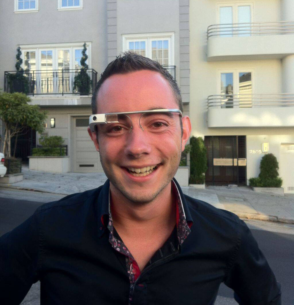 Jim die de Google Glass draagt