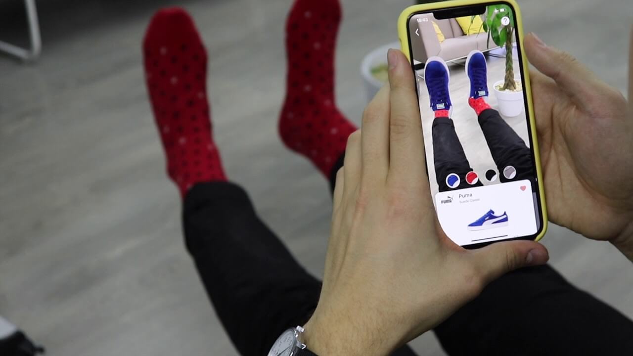 De wanna kicks App voor iPhone met een paar virtuele Puma sneakers